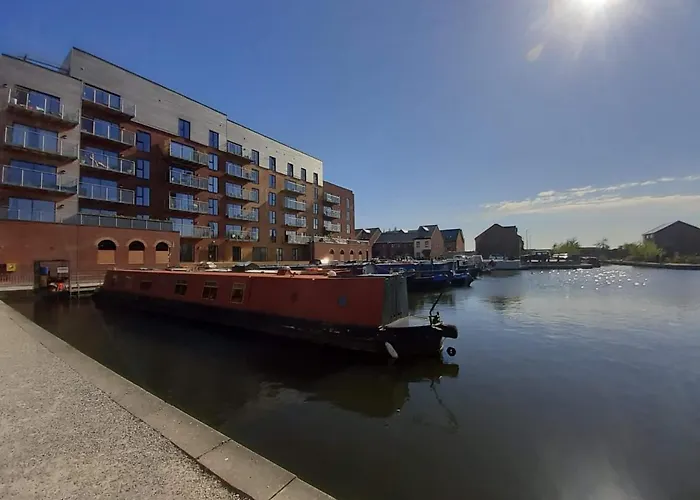 Balcony Marina With City Skyline Views - Free Secure Parking